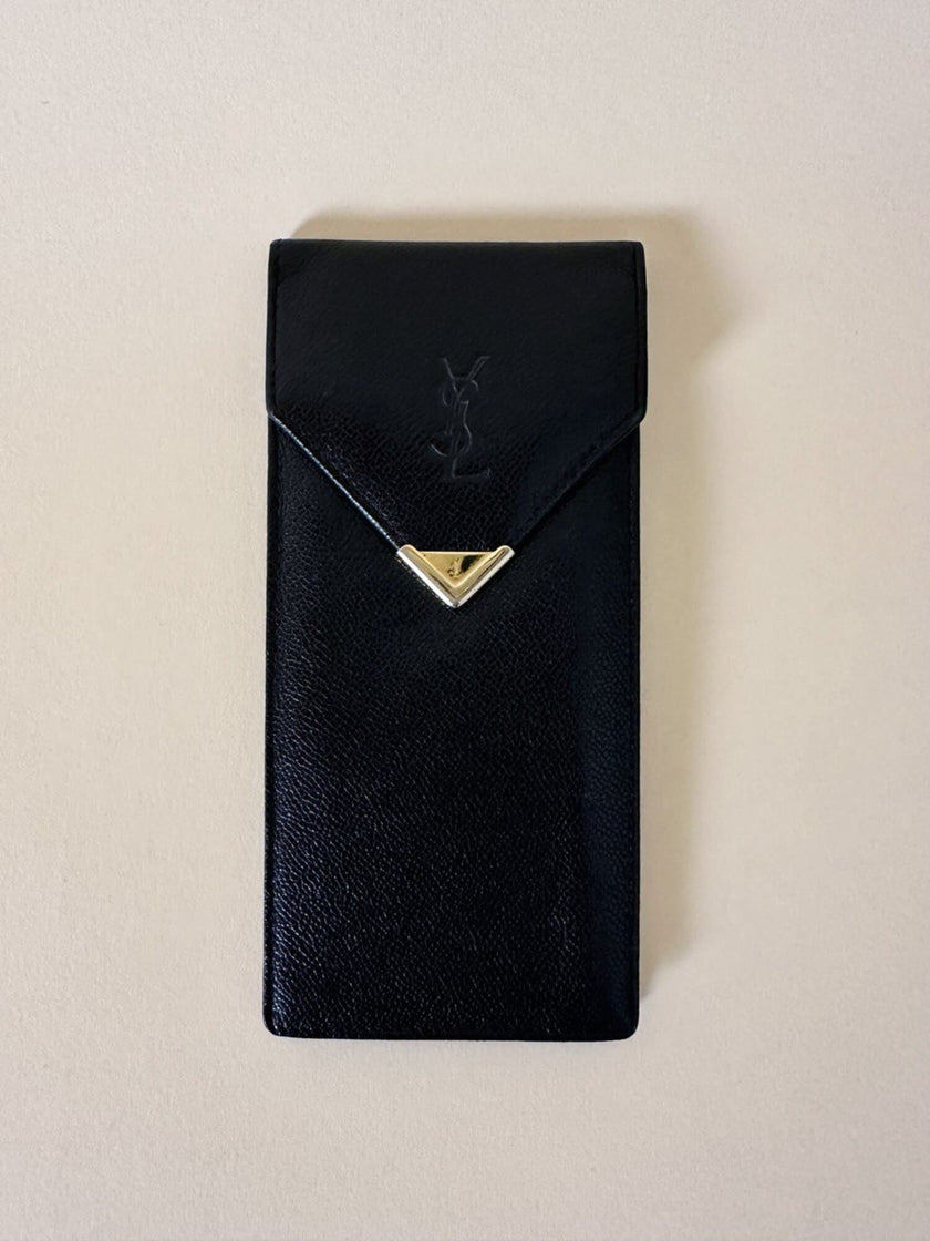 Étui à lunettes en cuir noir avec détail en métal doré logoté Yves Saint Laurent