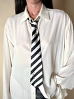 Cravatta in raso jacquard a righe diagonali bianche e nere