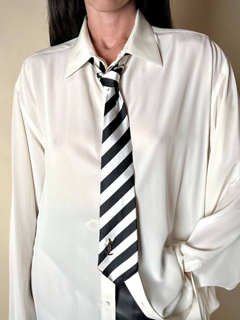 Cravatta in raso jacquard a righe diagonali bianche e nere