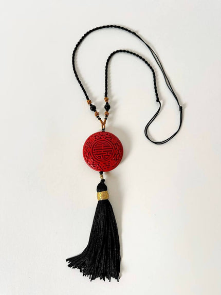 Collana vintage in stile orientale con ciondolo rotondo in cinabro rosso e nappa couture