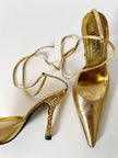 Décolleté slingback Gianni Versace in pelle laminata oro con punta affusolata lacci alla caviglia e tacco gioiello