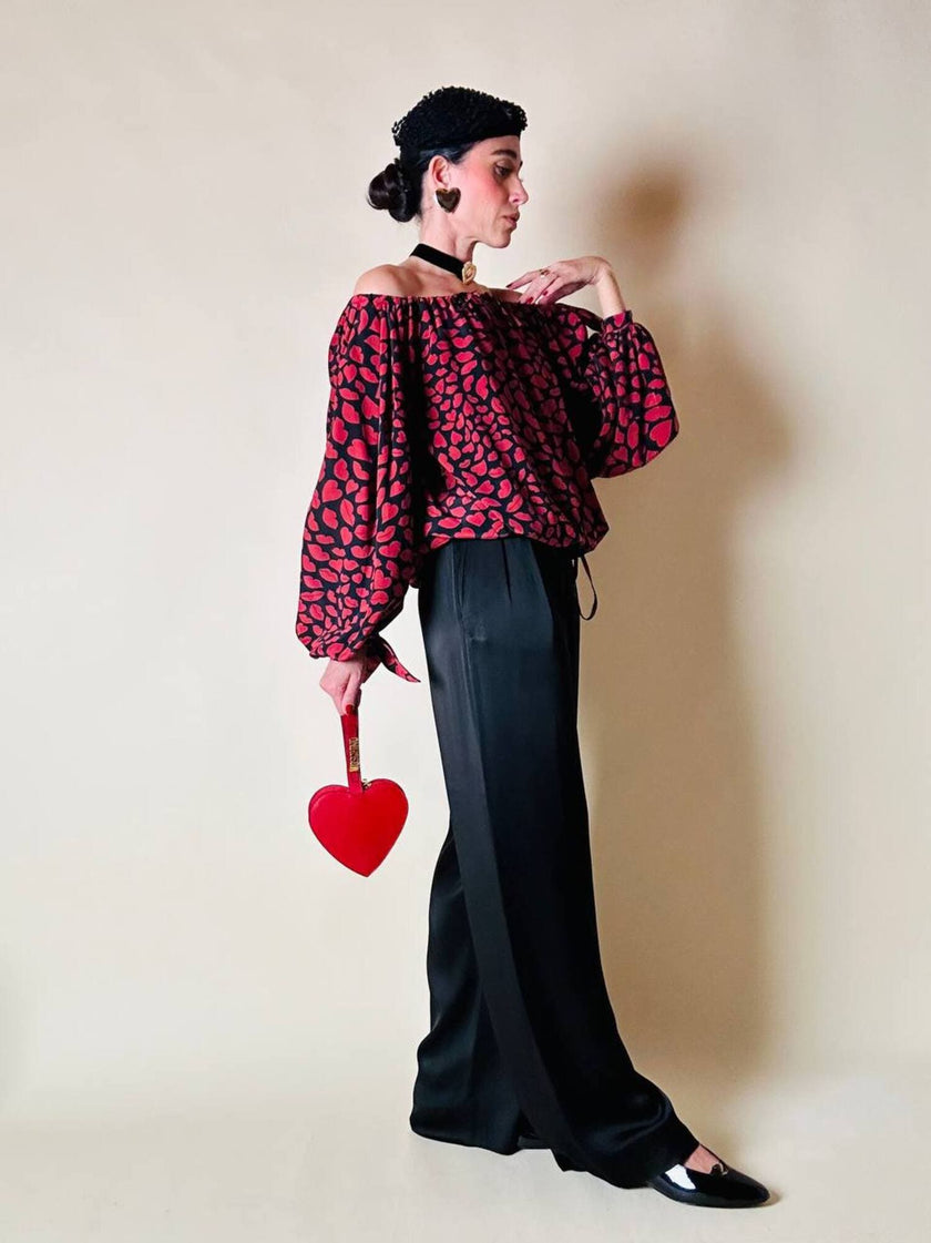 Blusa in seta nera con bocche e cuori rossi “Yves Saint Laurent”