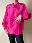 Camicia in taffetà fucsia con chiusura asimmetrica e rosa nel colletto “La Troupe”