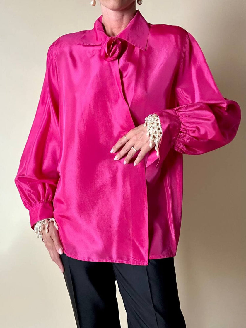 Camicia in taffetà fucsia con chiusura asimmetrica e rosa nel colletto “La Troupe”
