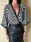 Camicetta vintage Guy Laroche con motivo chevron bianco e nero profili ondulati e bottoni dorati