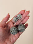 Orecchini pendenti con sfere in paillettes argento