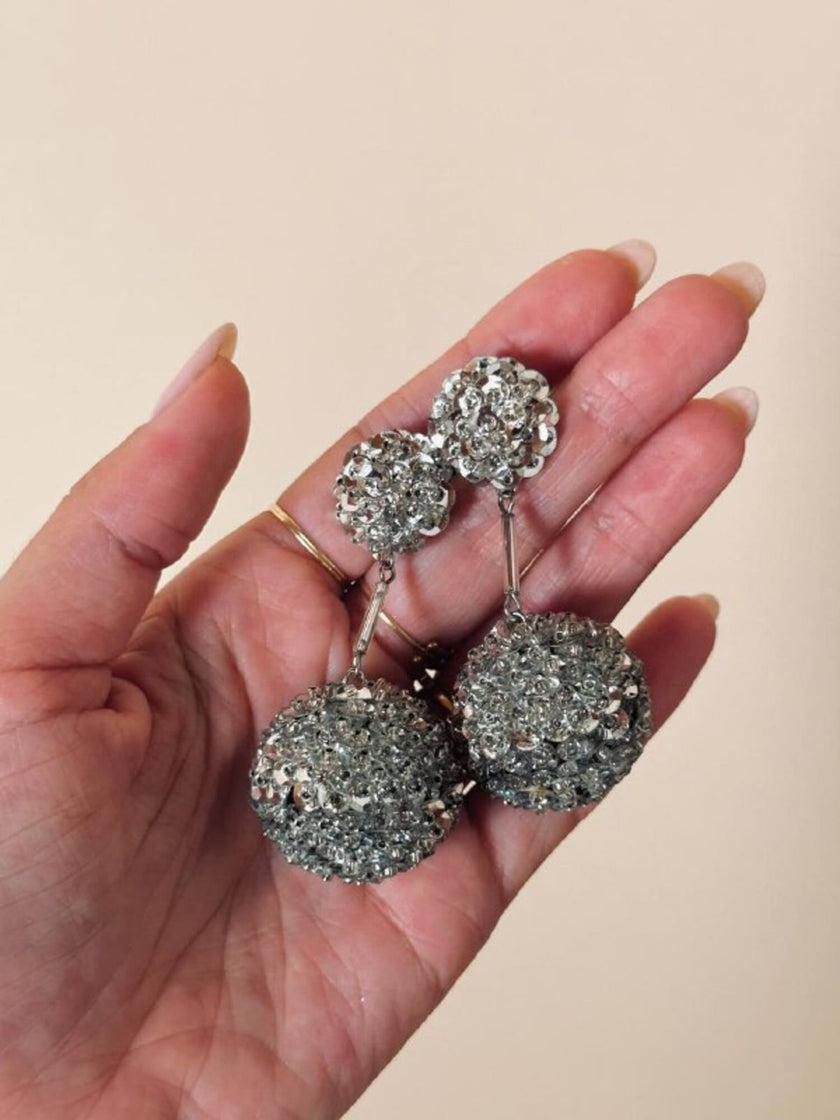 Orecchini pendenti con sfere in paillettes argento