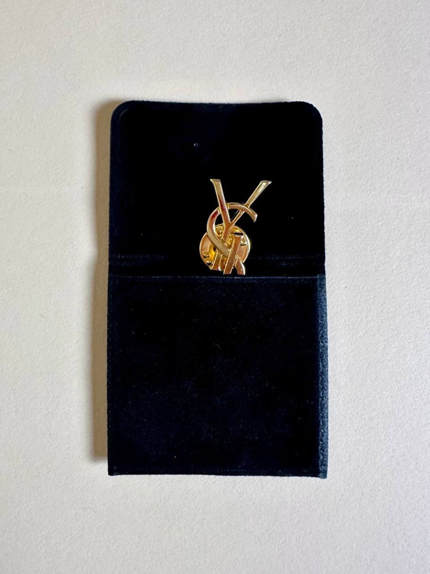 Spilla logo YSL dorata con dust nera “Yves Saint Laurent”