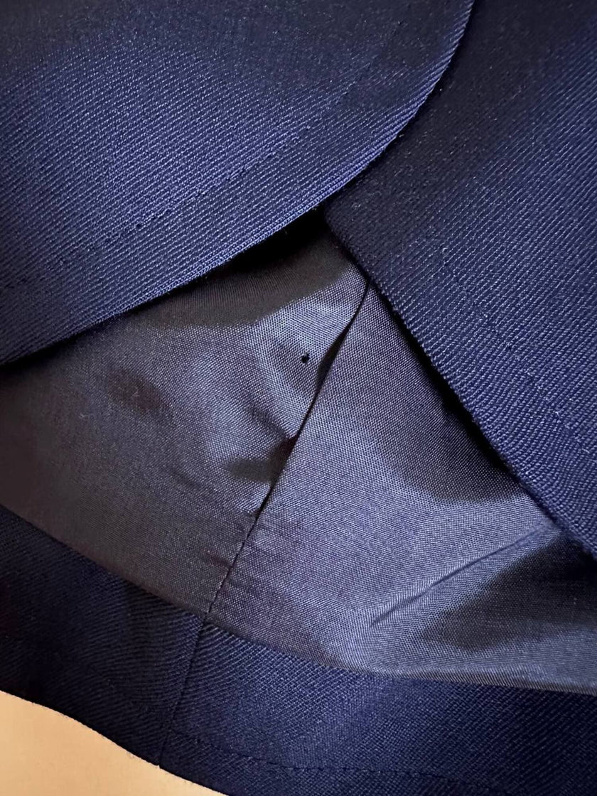 Blazer vintage Yves Saint Laurent en laine rasée bleu nuit avec boutons dorés logotés