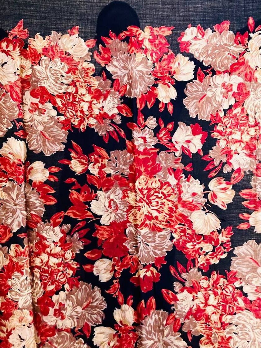 Scialle in lana nera con fiori barocchi