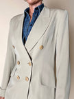 Blazer doppiopetto Ēlectre in rasato di lana beige con taglio ricercato e impunture in tinta
