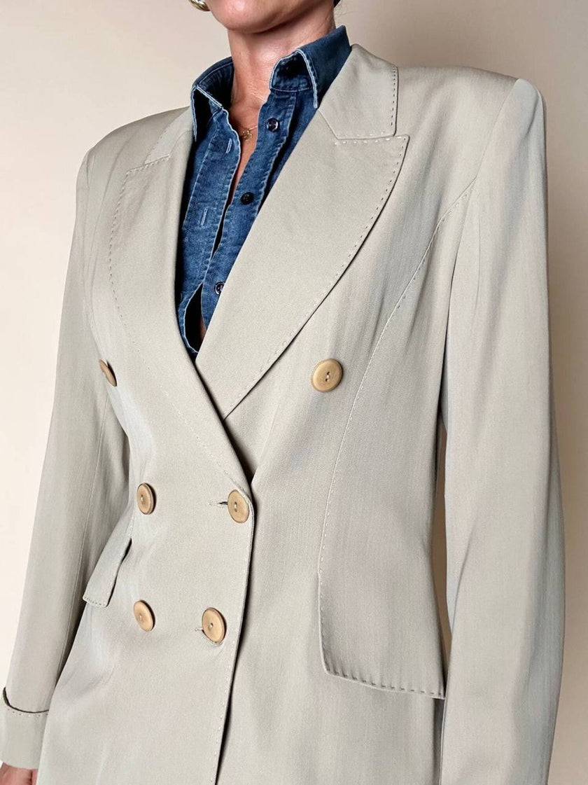 Blazer doppiopetto Ēlectre in rasato di lana beige con taglio ricercato e impunture in tinta