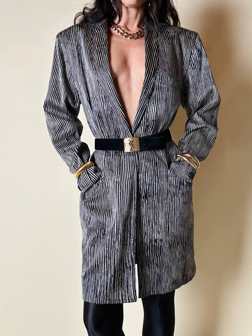 Cintura in camoscio nero con placca logata in metallo oro “Yves Saint Laurent”