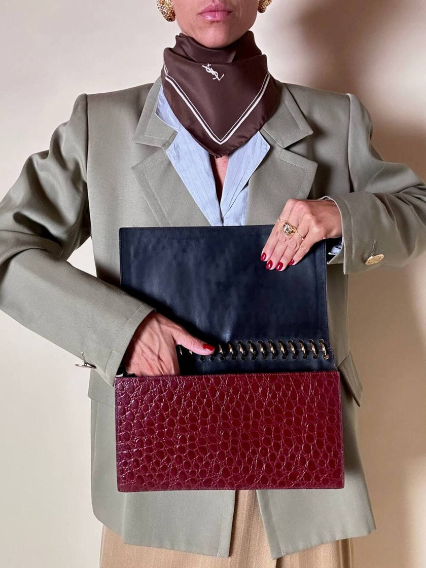 Pochette a quaderno in pelle bordeaux stampa coccodrillo “Moschino”