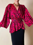 Blusa in chiffon devorè nero con damaschi in raso rosso/fucsia