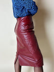 Falda midi vintage de tiro alto en piel burdeos con detalle acolchado