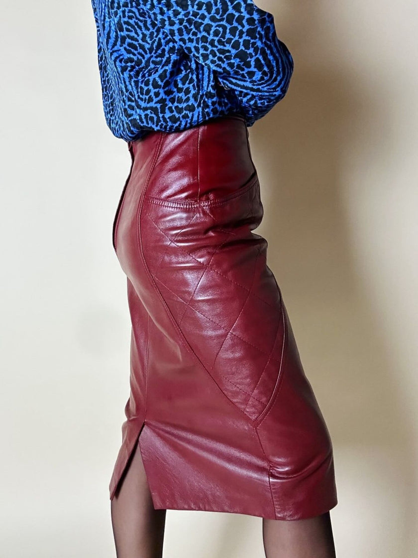 Falda midi vintage de tiro alto en piel burdeos con detalle acolchado