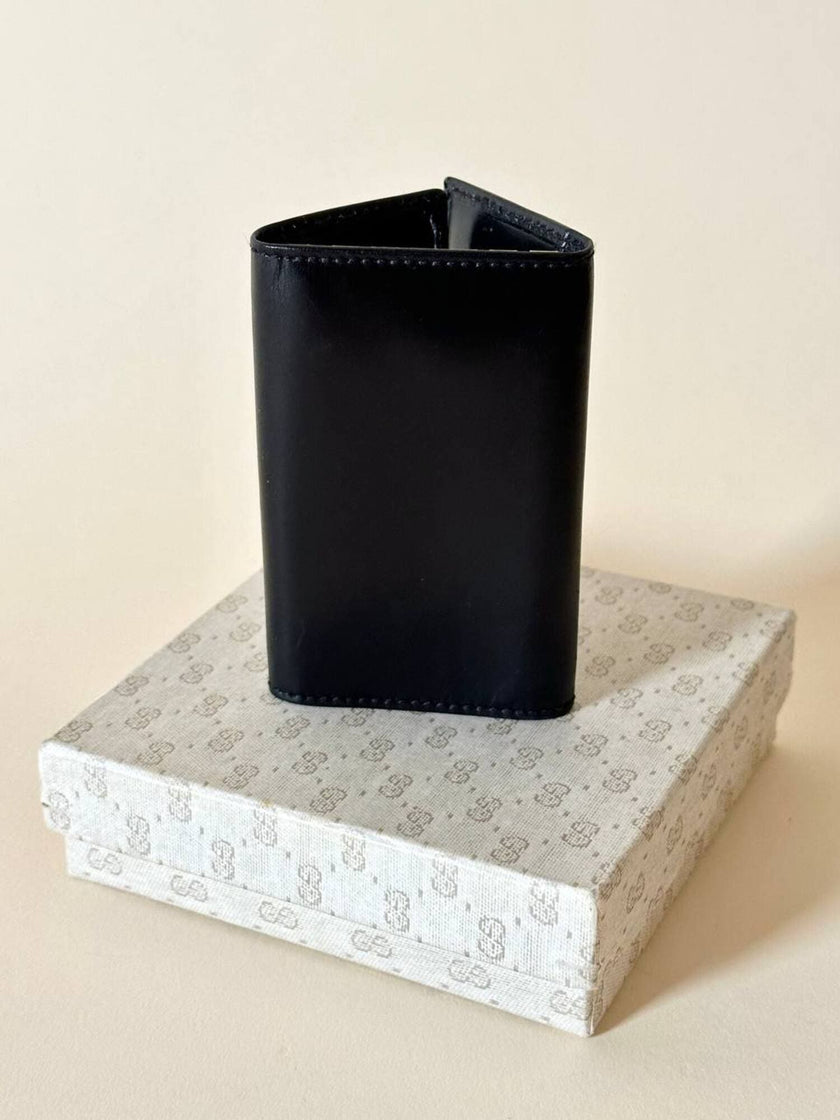 Portachiavi trifold Gucci in pelle nera con logo in metallo oro e scatola originale