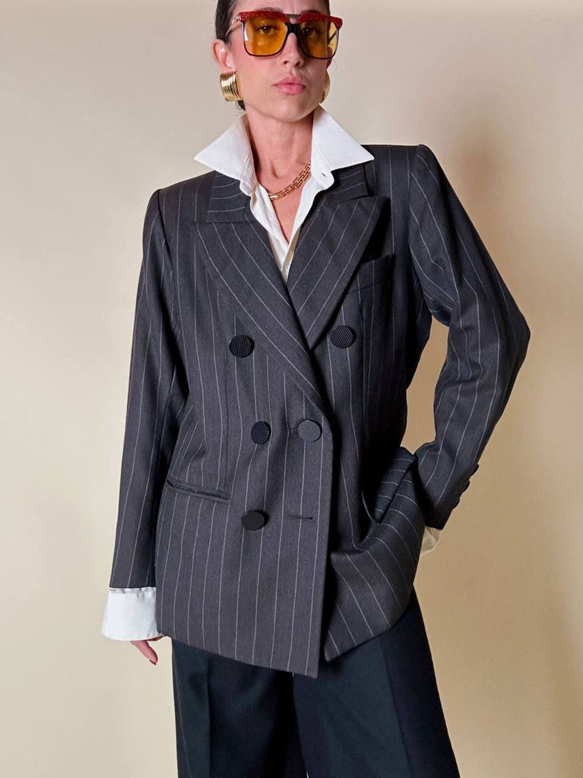 Blazer doppiopetto in rasato di lana grigio gessato con maxi bottoni neri  “Yves Saint Laurent”