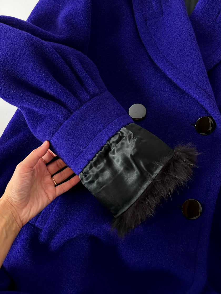 Cappotto vintage blu violaceo in lana con polsi in pelliccia di volpe nera