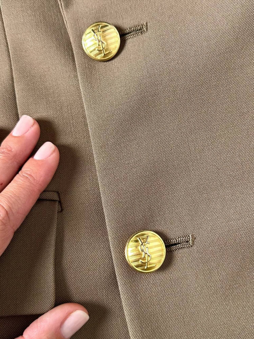 Blazer vintage Yves Saint Laurent in lana cachi doppiopetto con bottoni logati oro