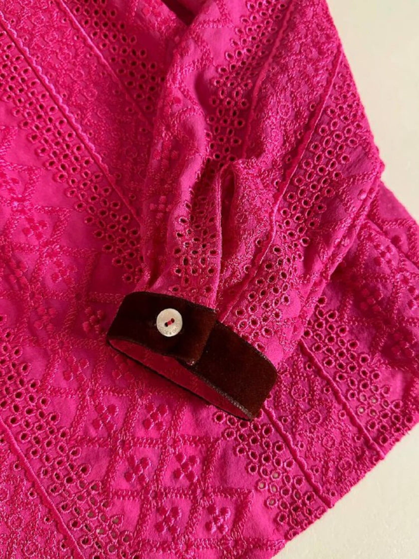 Camicia in Sangallo fucsia con fiocco al collo e polsini in velluto bordeaux “D&G”