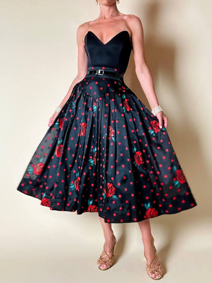 Gonna a ruota in organza jacquard nera a pois rossi con rose rosse dipinte