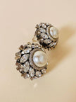 Clip a bottone in metallo argento con strass e perle cabochon