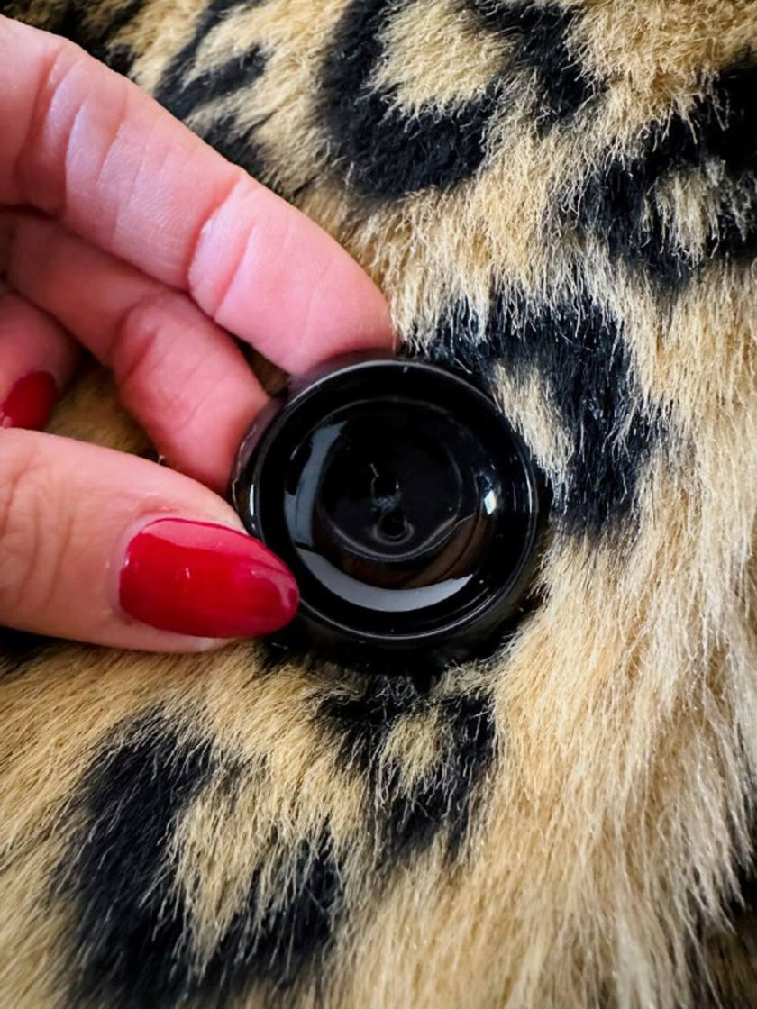 Eco pelliccia leopardata con maxi bottoni neri