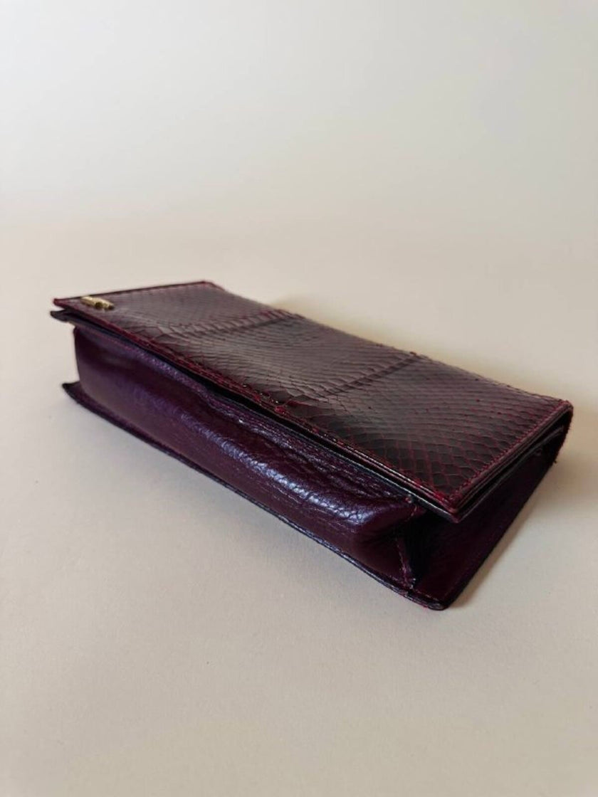 Pochette rettangolare in pitone e pelle bordeaux con tracolla in catena