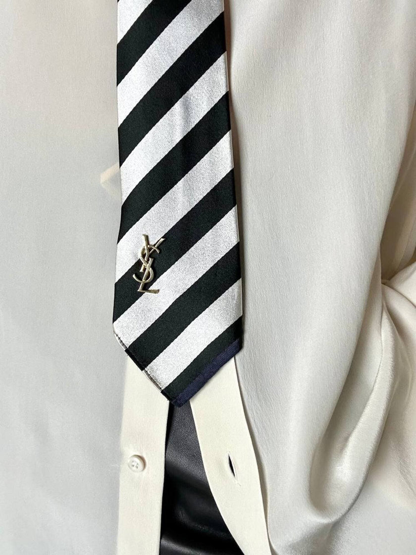 Cravatta in raso jacquard a righe diagonali bianche e nere
