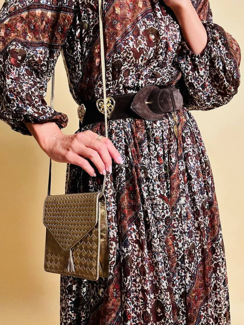 Cintura in suede marrone con maxi borchie a cuore 
