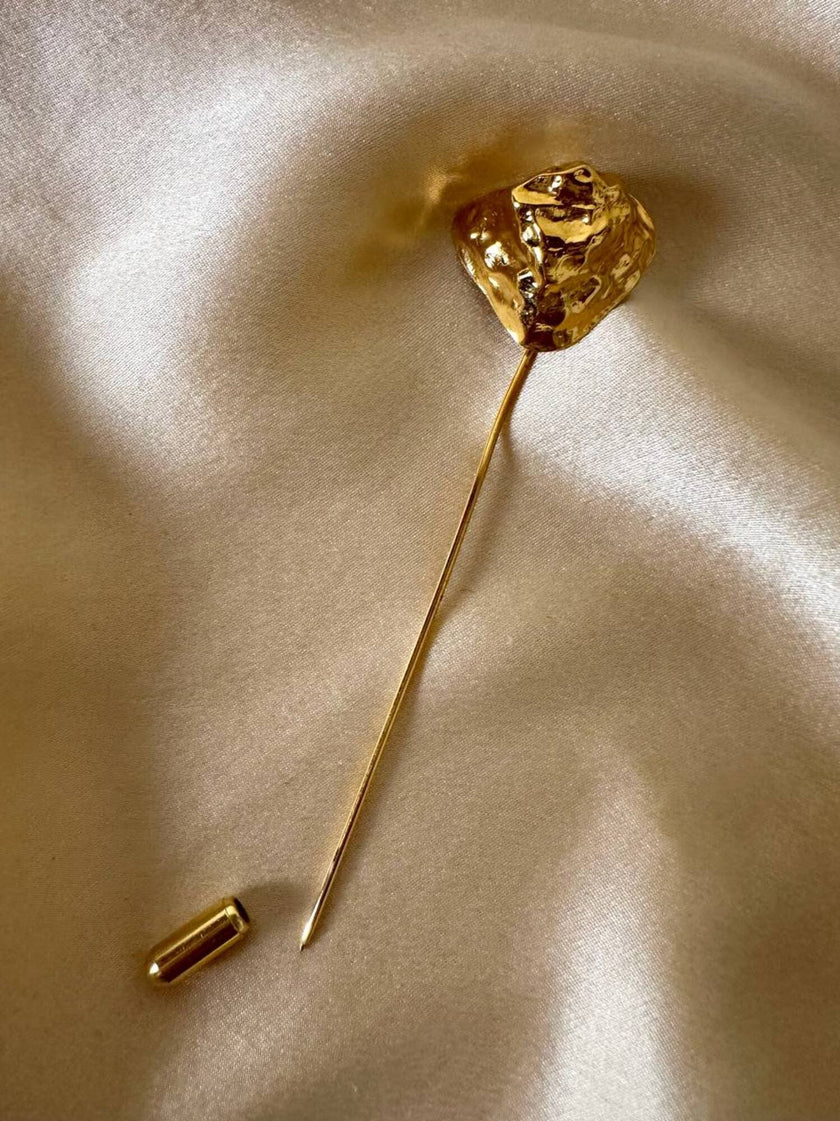 Spillone dorato con pepita “Yves Saint Laurent”