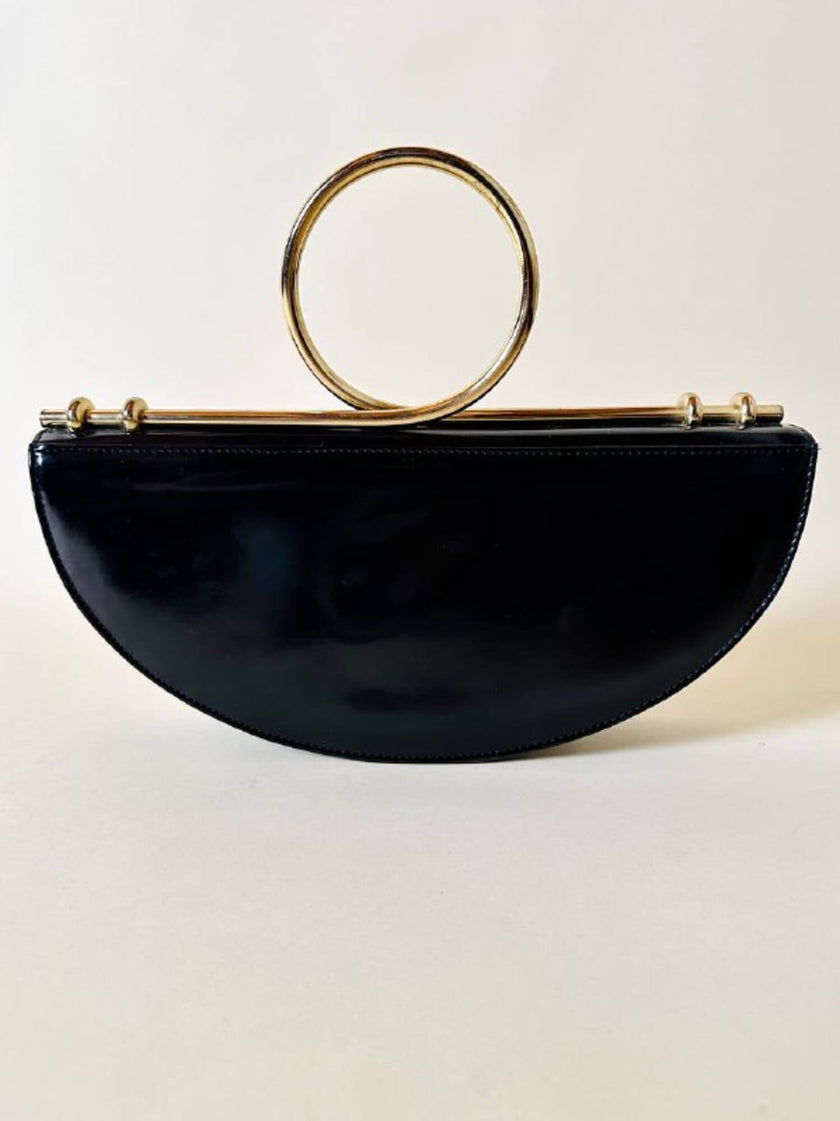 Borsa in vernice nera con manico design in metallo oro
