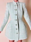 Tailleur sartoriale haute couture in tweed verde acqua marina con maxi bottoni gioiello