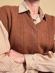 Gilet in lana color tabacco con motivo a trecce