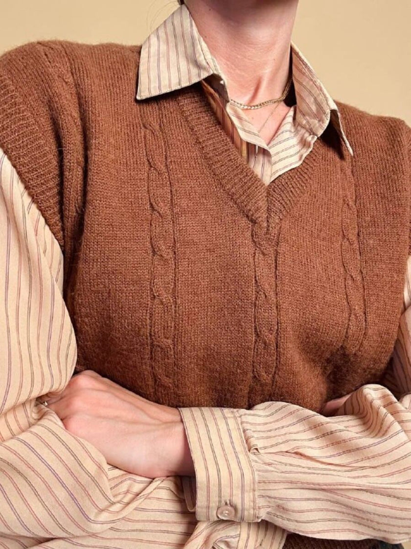 Gilet in lana color tabacco con motivo a trecce