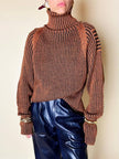Dolcevita oversize con maxi collo in misto lana a coste larghe ruggine e nero
