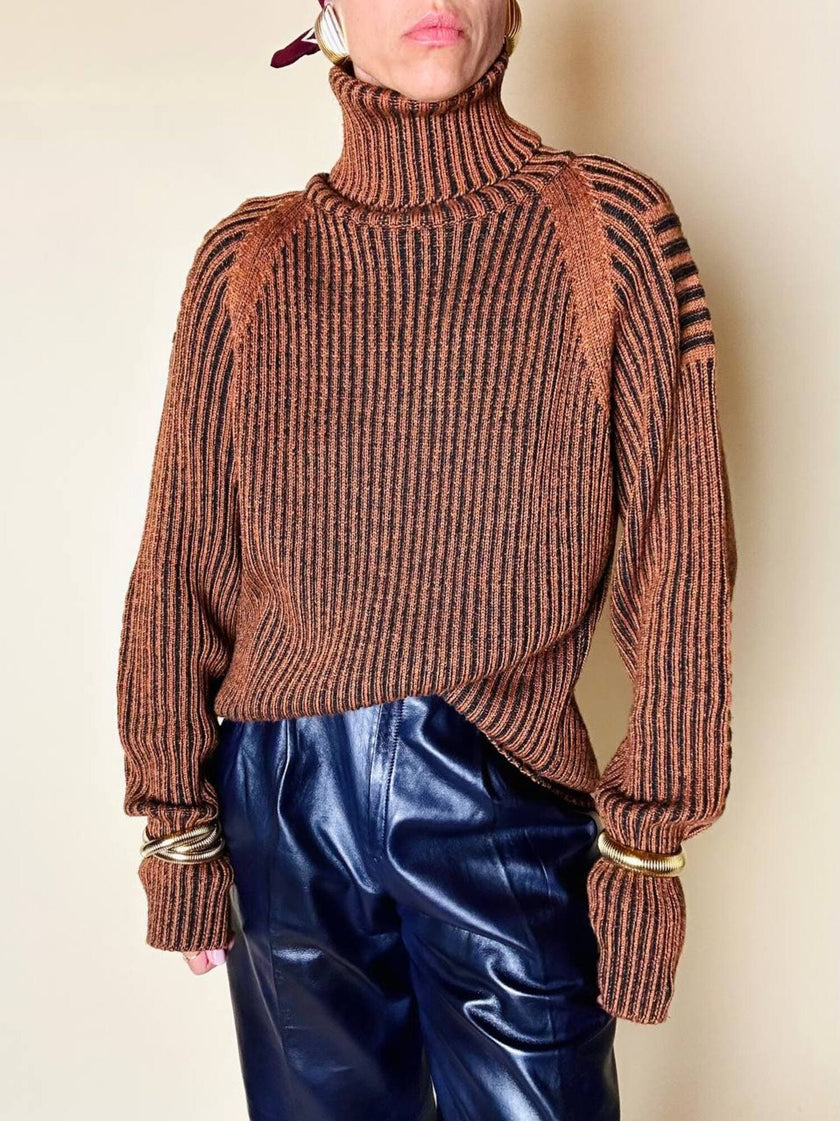 Dolcevita oversize con maxi collo in misto lana a coste larghe ruggine e nero