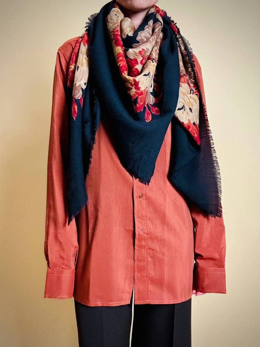 Scialle in lana nera con fiori barocchi