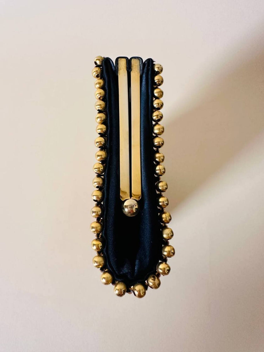 Clutch gioiello in seta nera con armatura di perline dorate “Rodo”
