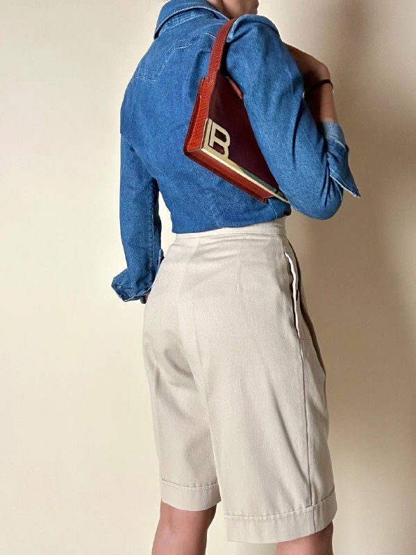Bermuda Yves Saint Laurent in cotone color sabbia con bottoni dorati con logo YSL