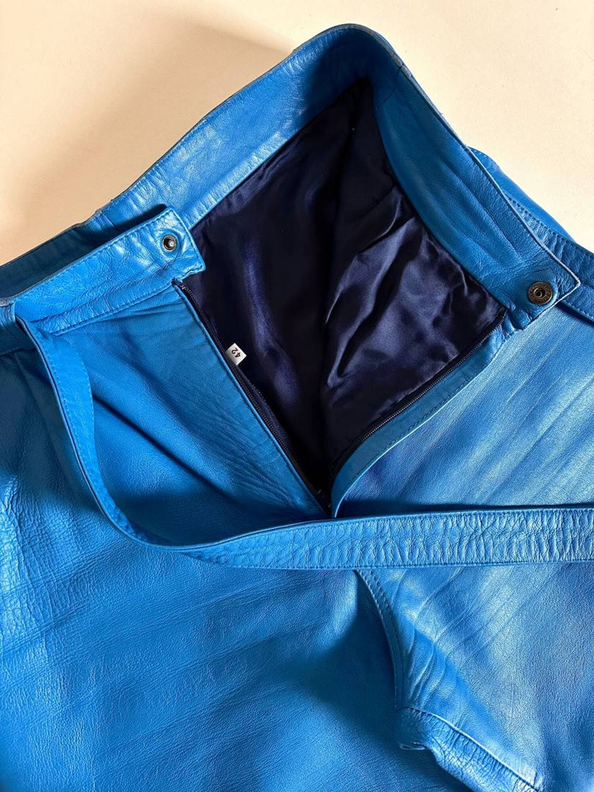Pantalon en cuir bleu céruléen taille haute avec ceinture assortie