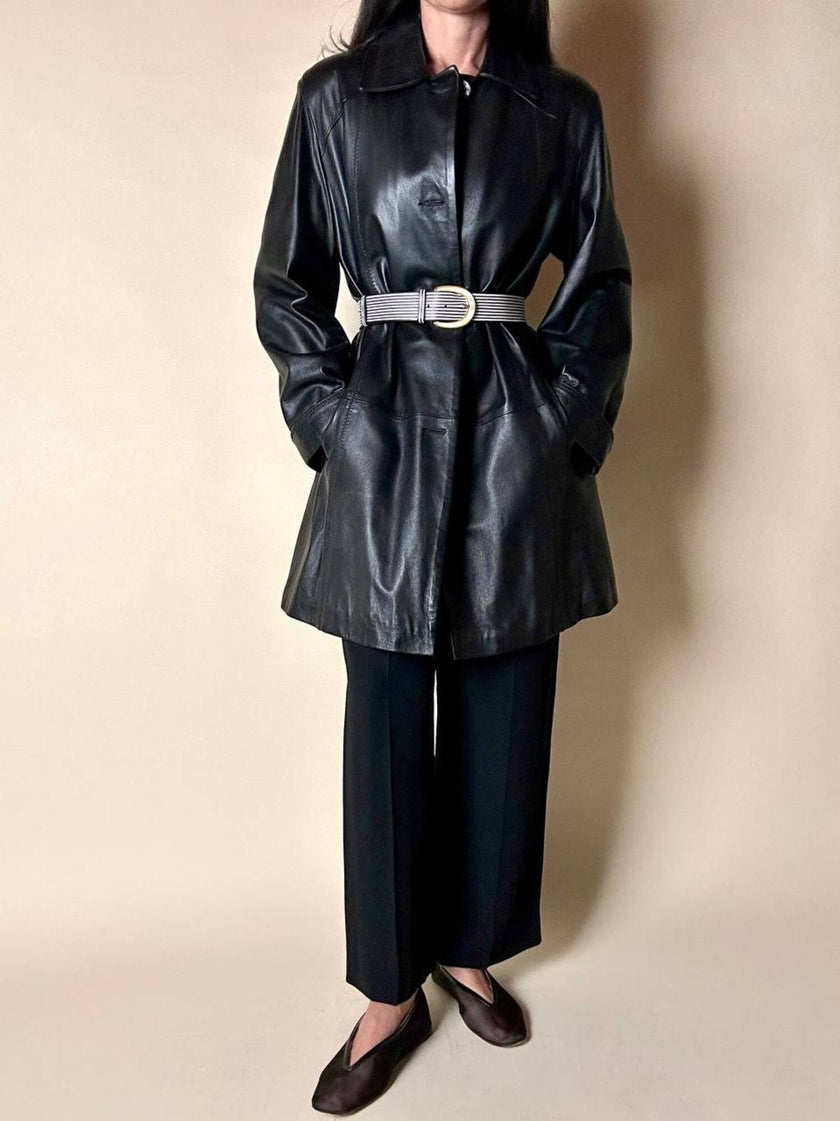 Giaccone vintage in pelle nera con taglio svasato e cuciture a zig zag