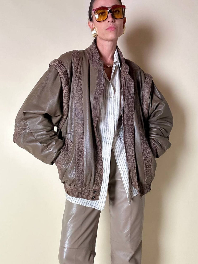 Bomber con maniche rimovibili in pelle color fango “Arpell”
