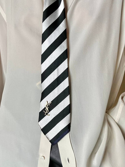 Cravatta in raso jacquard a righe diagonali bianche e nere