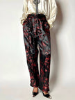Pantalone vintage a vita alta in raso jacquard nero e rosso fantasia bambù e fiori di prugno