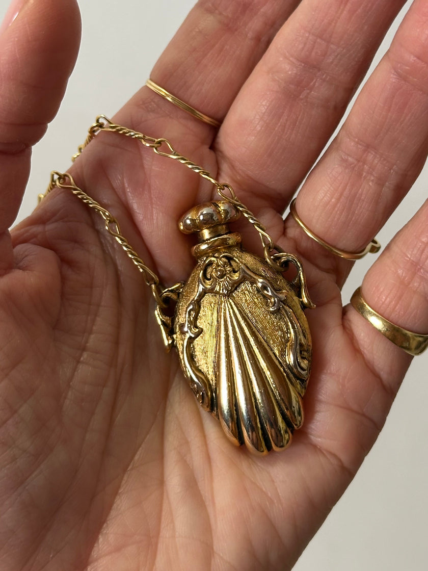 Collana vintage dorata con ciondolo a forma di bottiglia di profumo