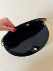Borsa in vernice nera con manico design in metallo oro