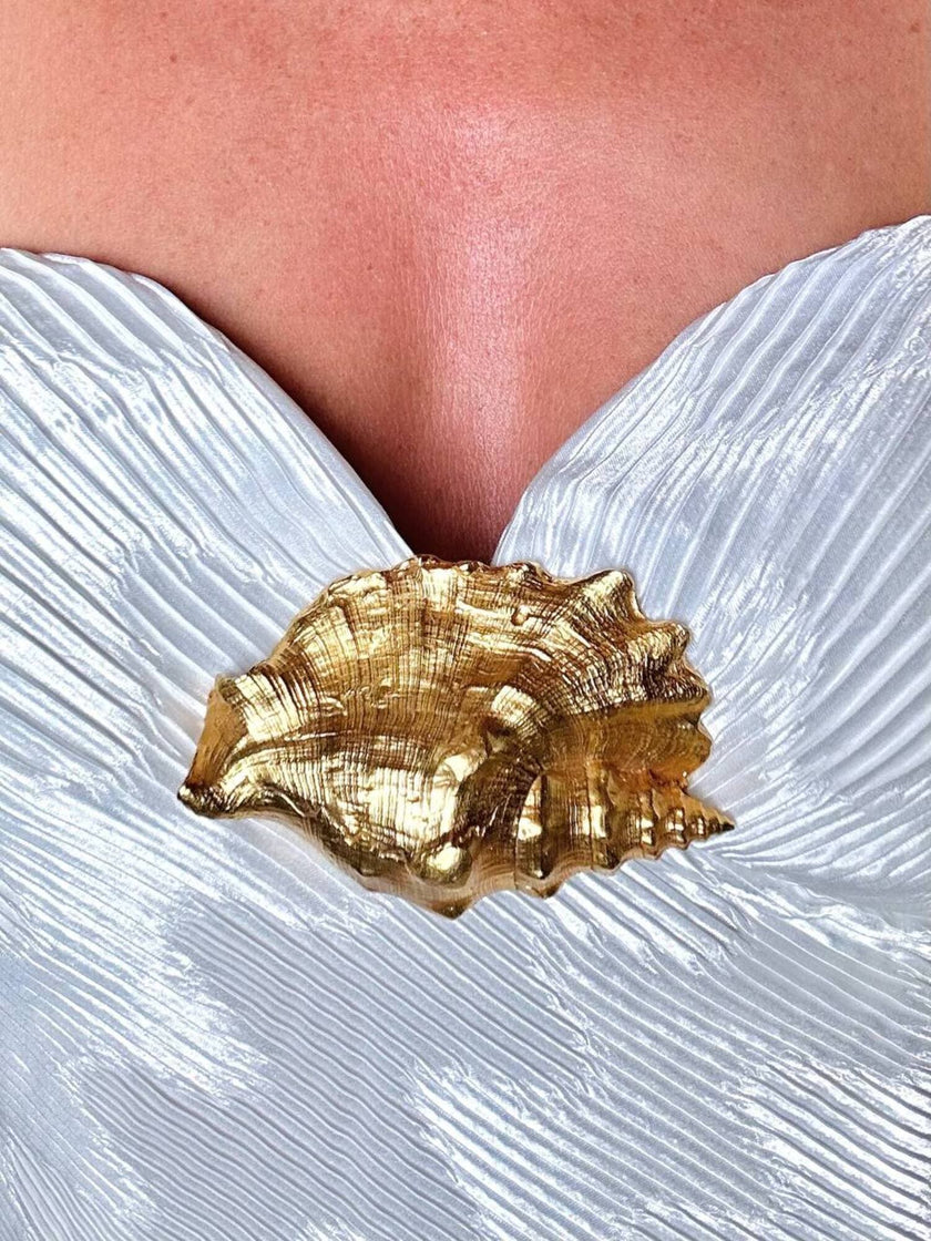 Maxi spilla dorata a forma di conchiglia Sinostrombus Sinuatus